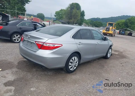 2015 Toyota Camry Le z USA, uszkodzony, nr VIN 4T1BF1FK0FU928636